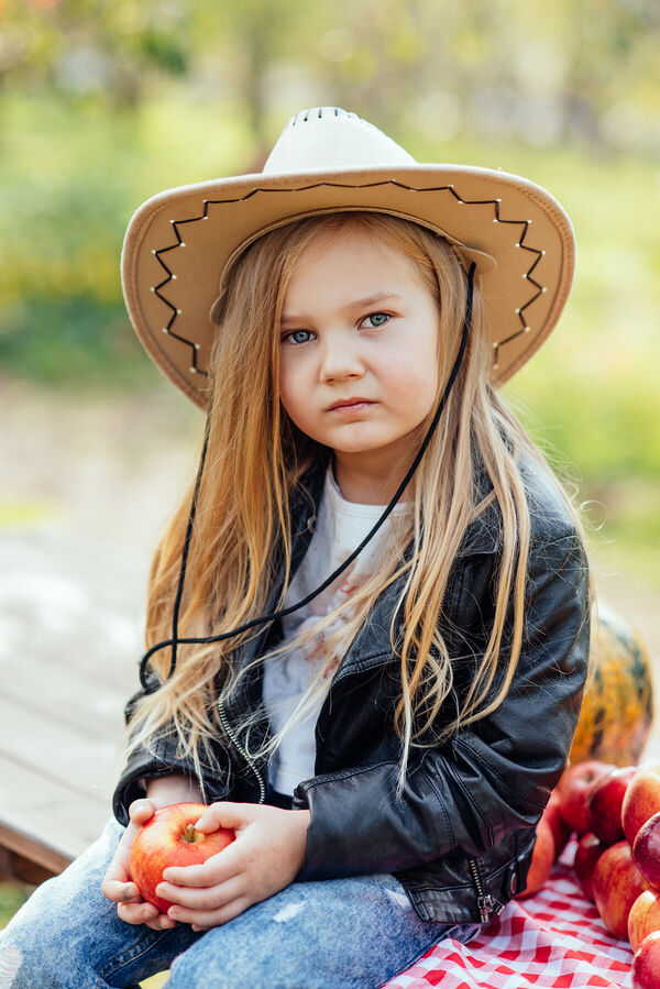children-with-apple-in-orchard
