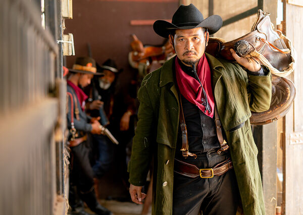 one-cowboy-hold-saddle-and-loo